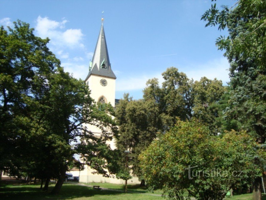 Poděbrady - Anežka České-torget - Kyrkan för det heliga korsets upphöjelse - Foto: Ulrych Mir.