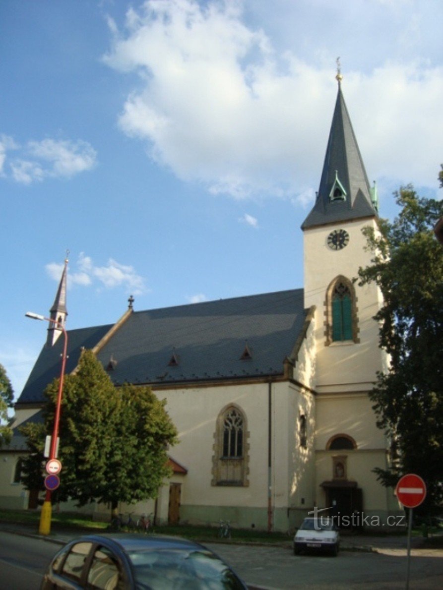 Poděbrady - Praça Anežka České - Igreja da Exaltação da Santa Cruz - Foto: Ulrych Mir.