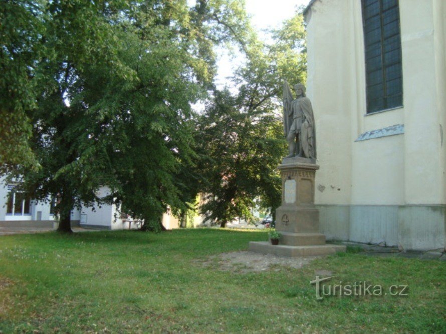 Poděbrady-plein Anežka Česká-beeld van St. Wenceslas voor de kerk van de Hemelvaart van St. K