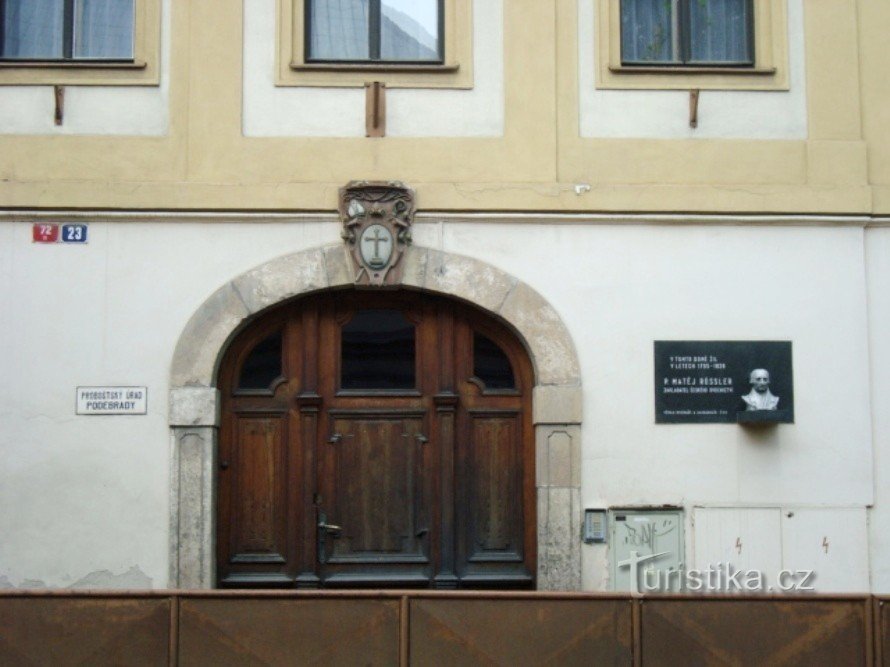 Podebrady-Palackého Straat-Provost's Office met een plaquette van de oprichter van Český Ovocnica