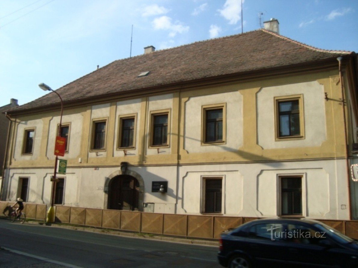 Podebrady-Palackého Straat-Provost's Office met een plaquette van de oprichter van Český Ovocnica