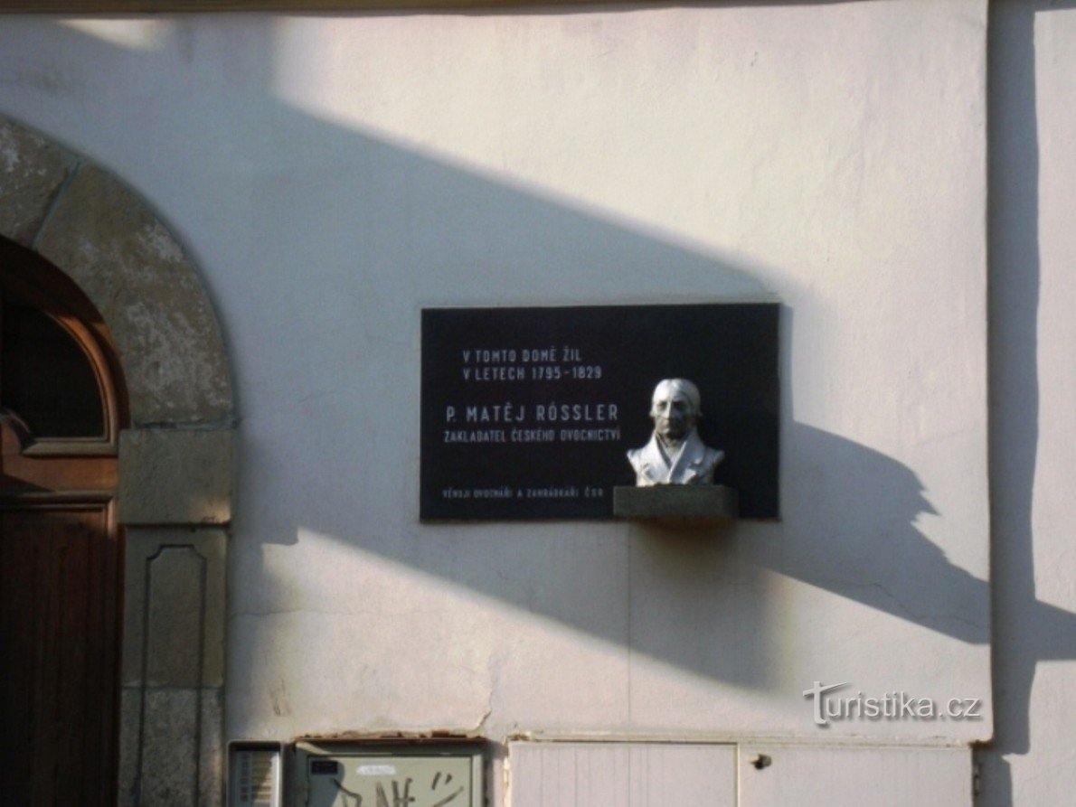 Gabinete do Reitor da Rua Podebrady-Palackého com uma placa do fundador da Český Ovocnica