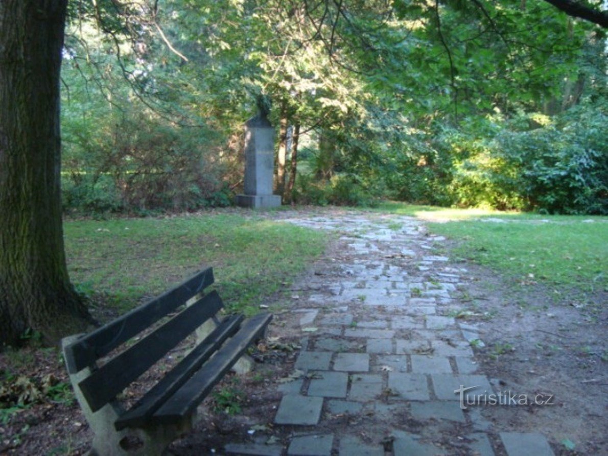 Poděbrady-park S.K.Neumana-busta S.K.Neumana-Foto.Ulrych Mir.