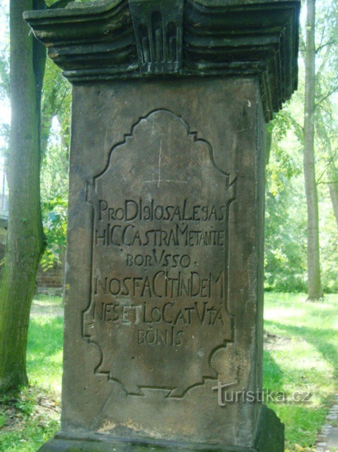 Poděbrady - socle de la colonne mariale - Photo : Ulrych Mir.