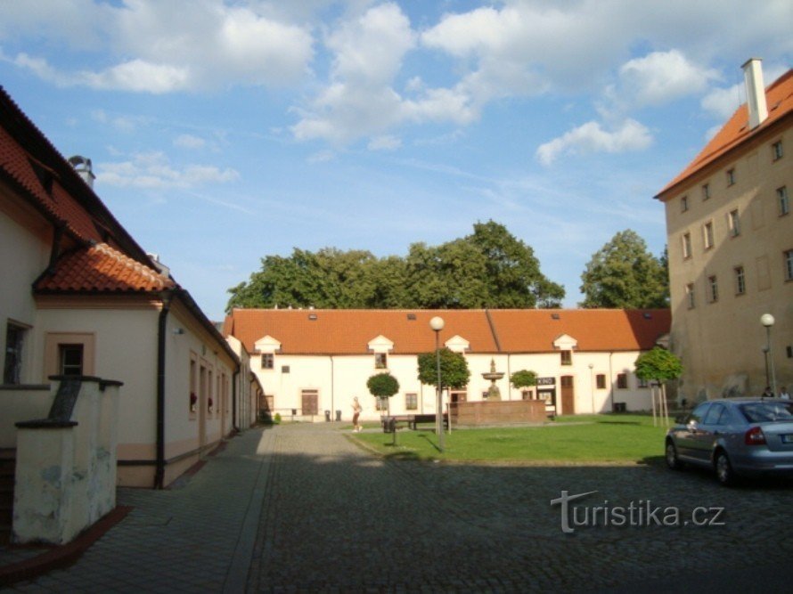 Poděbrady - prvo dvorište dvorca s fontanom, kazalište Na Kovárně i KIC - Foto: Ulrych Mir.