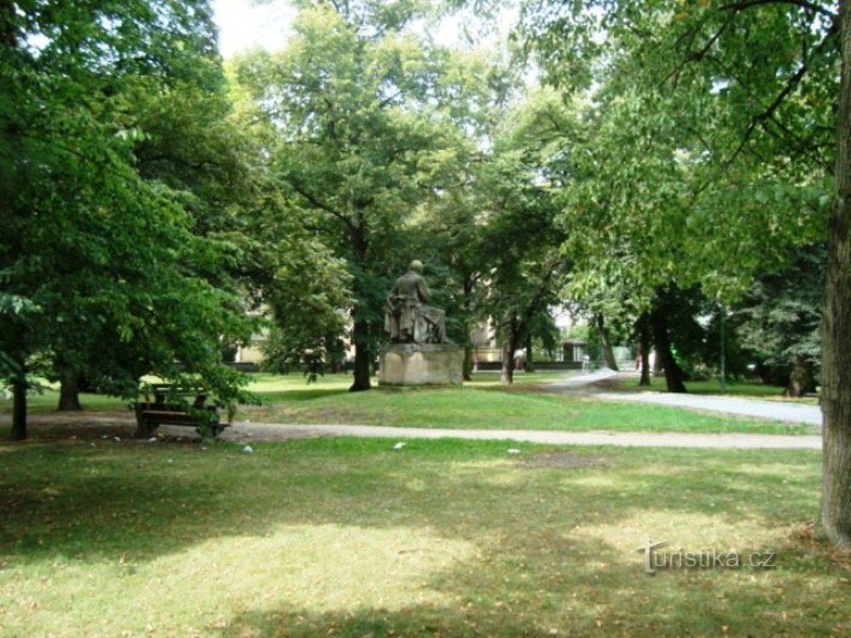 Poděbrady-Purkyňovy voćnjaci-JEPurkyně spomenik-Foto: Ulrych Mir.