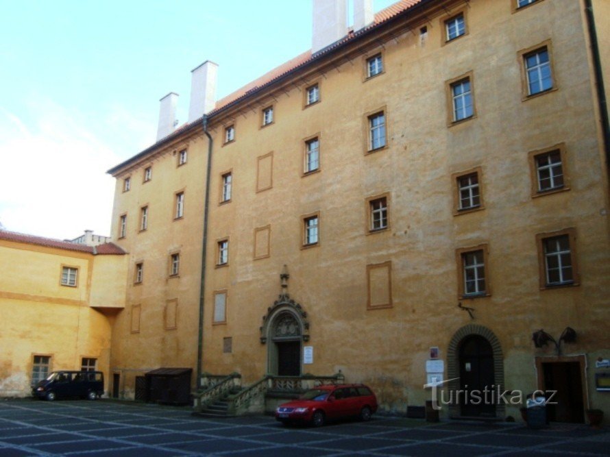 Poděbrady - restauracja Netopýr na wewnętrznym dziedzińcu zamku i muzeum - Fot. Ulrych Mir.