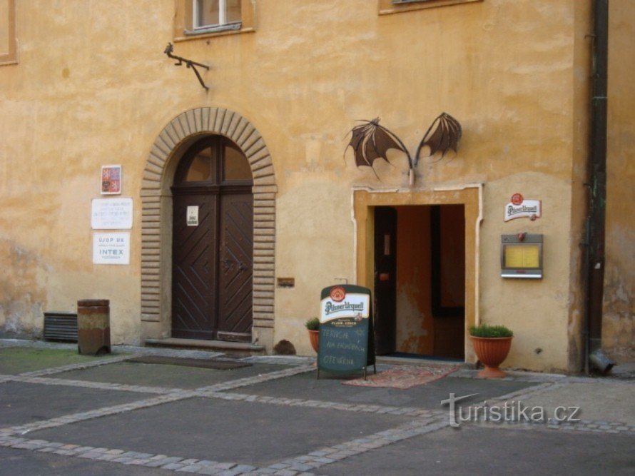 Poděbrady - Restaurant Netopýr dans la cour intérieure du château - Photo : Ulrych Mir.