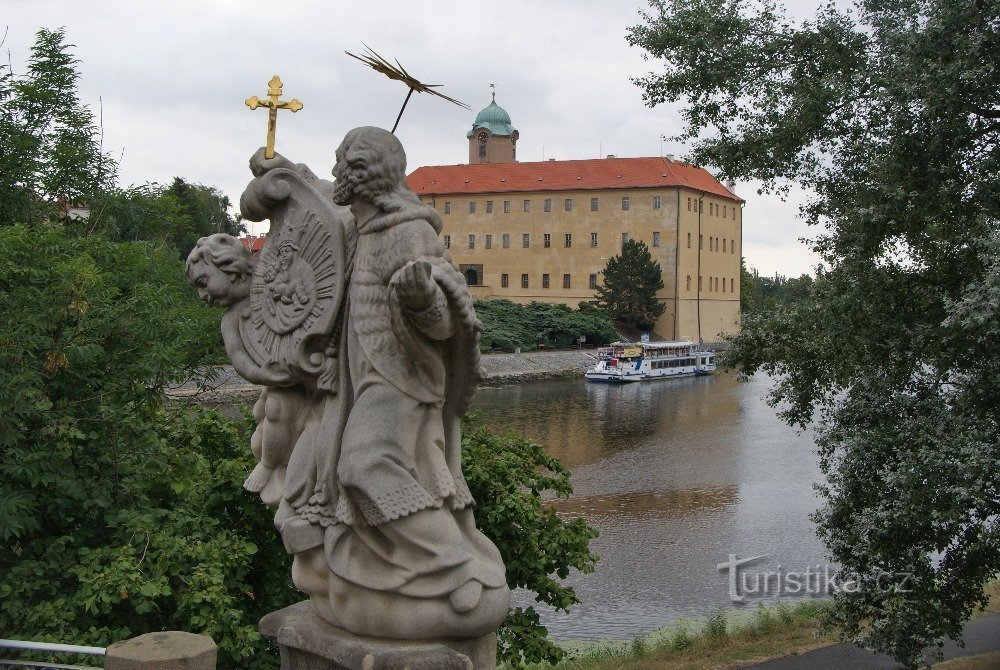 Poděbrady - estatua de St. Jan Nepomucký