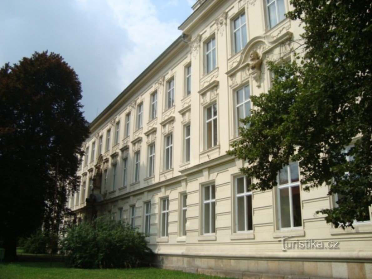 Podebrady-Studentská-Straße-Jiřího z Podebrady-Gymnasium von 1905-Foto-Ulrych Mir.