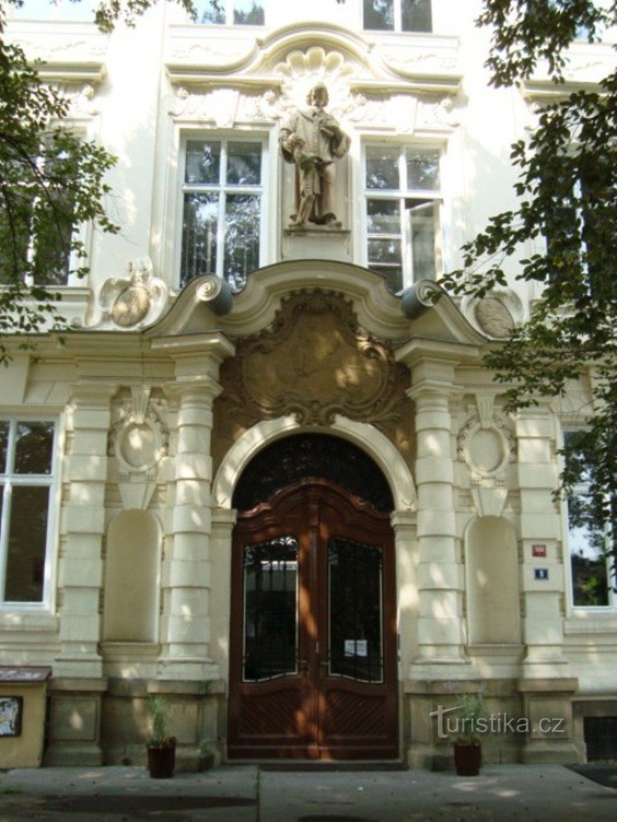 Calle Podebrady-Studentská-Escuela secundaria Jiřího z Podebrady de 1905-portal de entrada-F