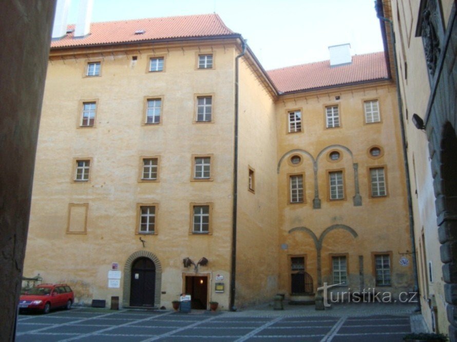 Poděbrady - 城堡内院的 Netopýr 水井和餐厅 - 照片：Ulrych Mir。