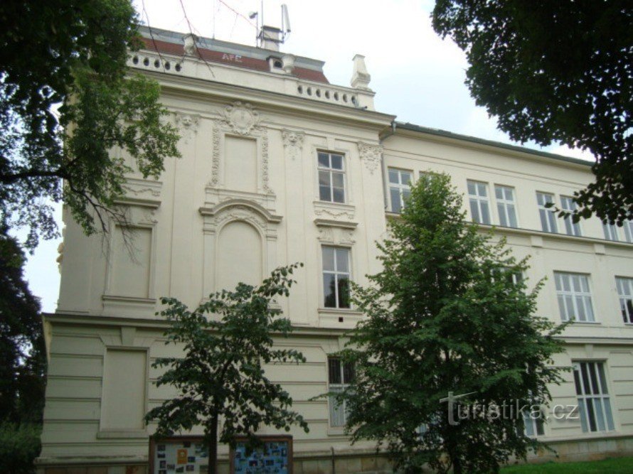 Poděbrady - Pionýrů straat - Jiřího z Poděbrady middelbare school uit 1905 - Foto: Ulrych Mir.