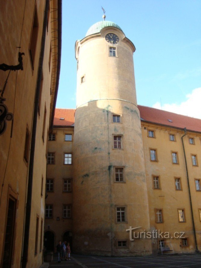 Poděbrady-vnitřní zámecké nádvoří s věží Hláskou-Foto:Ulyrch Mir.