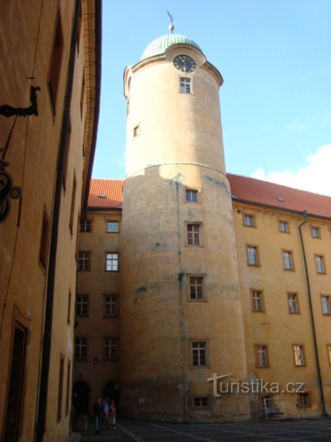 Poděbrady - wewnętrzny dziedziniec zamkowy z wieżą Hláska - Fot.: Ulyrch Mir.