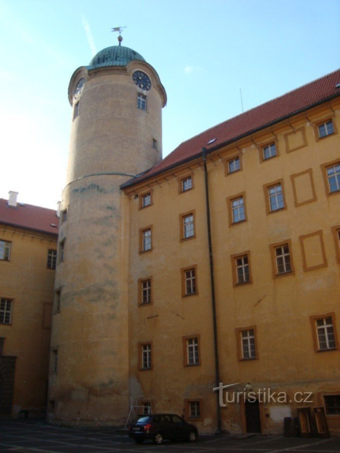 Poděbrady - pátio interno do castelo com torre Hláska - Foto: Ulyrch Mir.