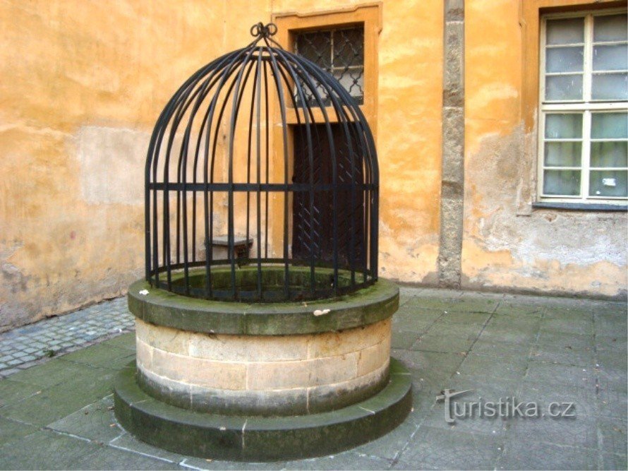 Poděbrady-innerer Burghof-Brunnen-Foto: Ulrych Mir.