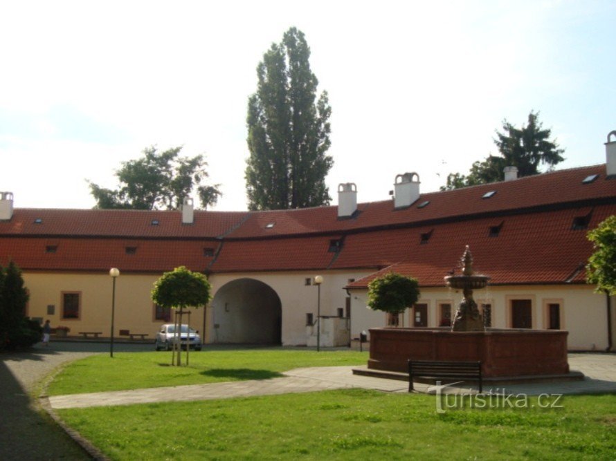 Poděbrady - entrada al primer patio del castillo con fuente - Fotografía: Ulrych Mir.