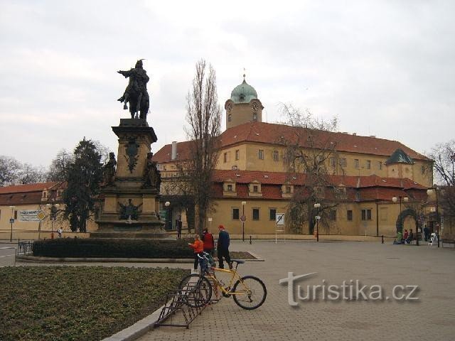 Poděbrady - zamek i pomnik króla Jerzego