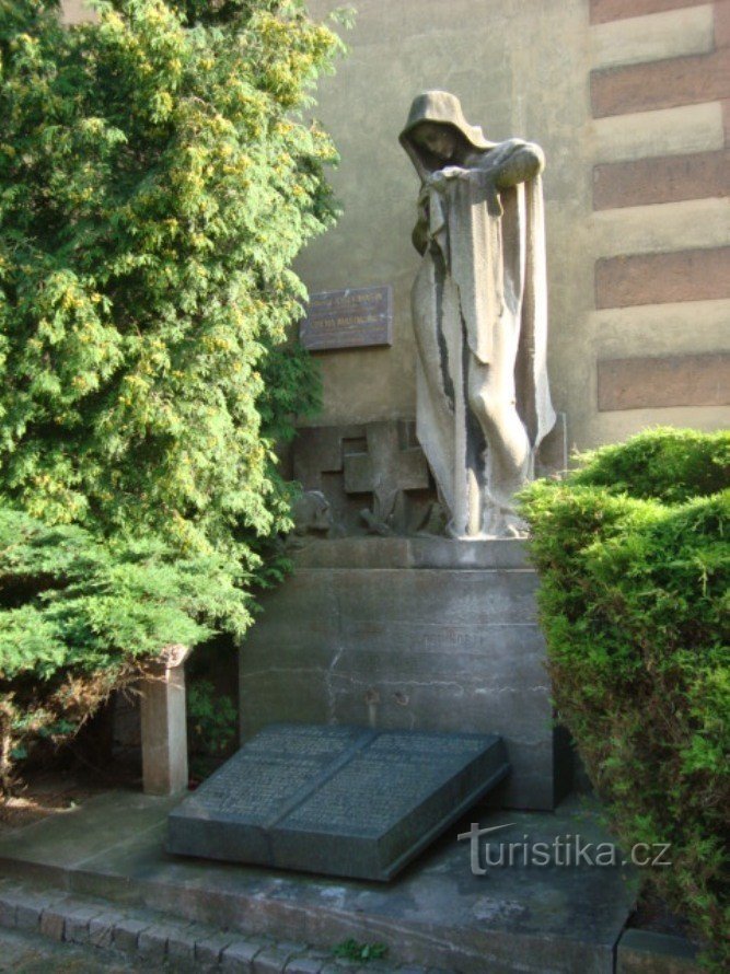 Poděbrady-slott-monument till offren för andra världskriget och Mašinů-Foto: Ulrych Mir.