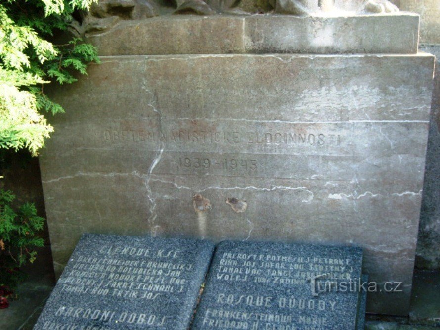 Poděbrady-slot-monument til ofrene for Anden Verdenskrig-Foto: Ulrych Mir.