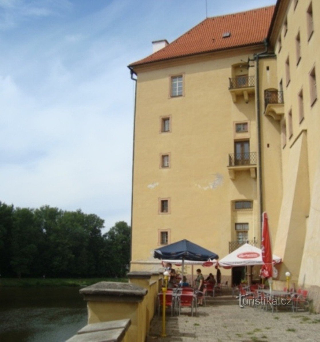 Poděbrady-kasteel-restaurant U netopýra-tuin aan de muren-Foto: Ulrych Mir.