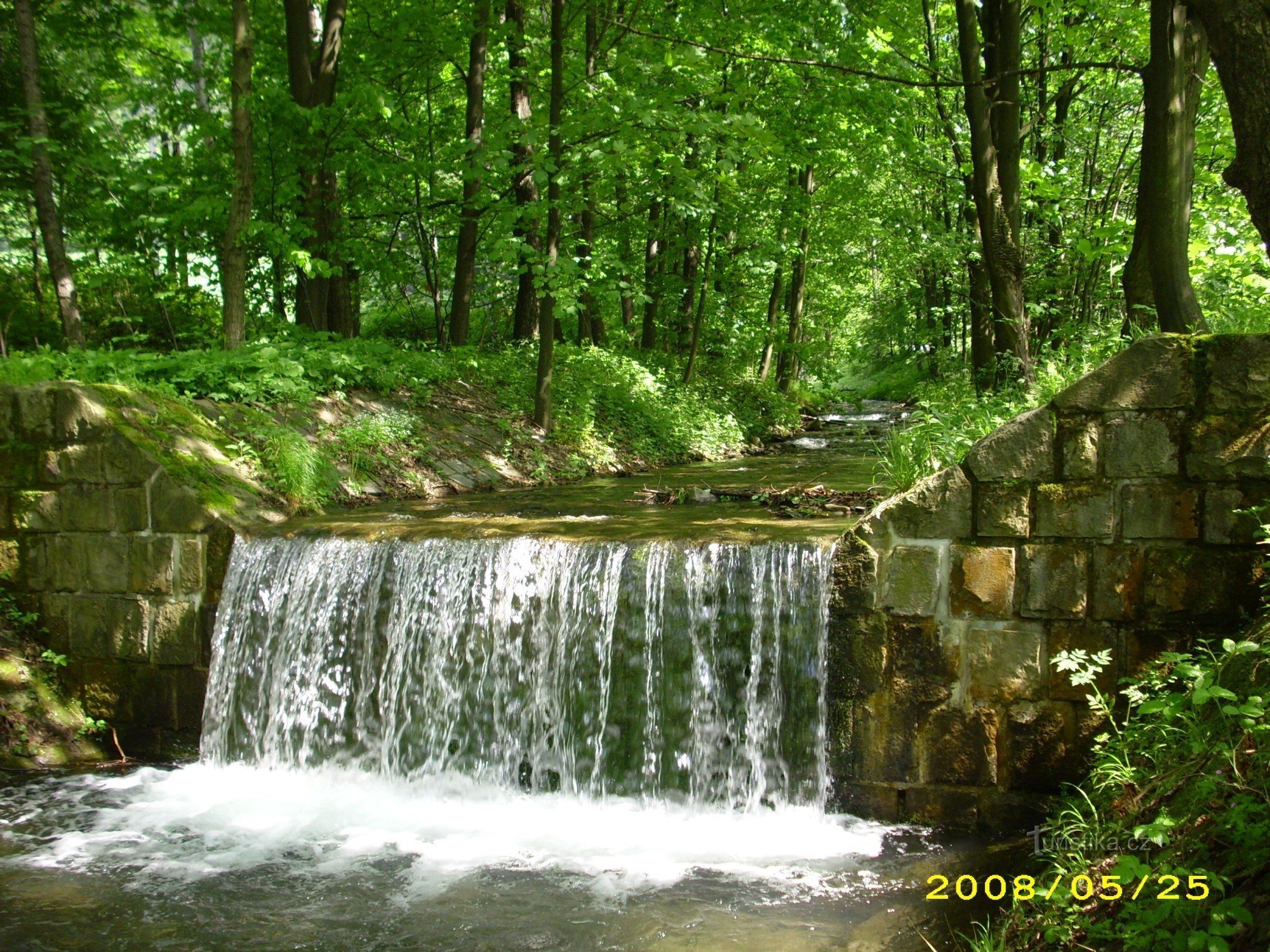 ein Fluss fließt entlang der Straße