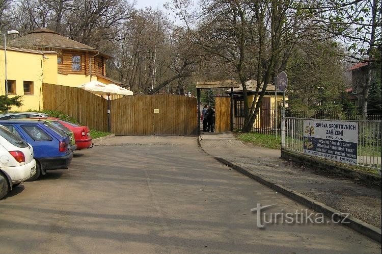 Podkrušnohorský zoopark: bejárat a Kamencového jezera felől