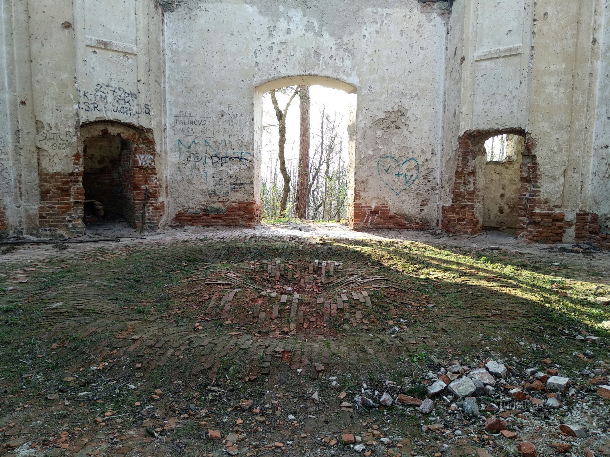 der Boden der Kapelle mit der Kapka-Kunstinstallation