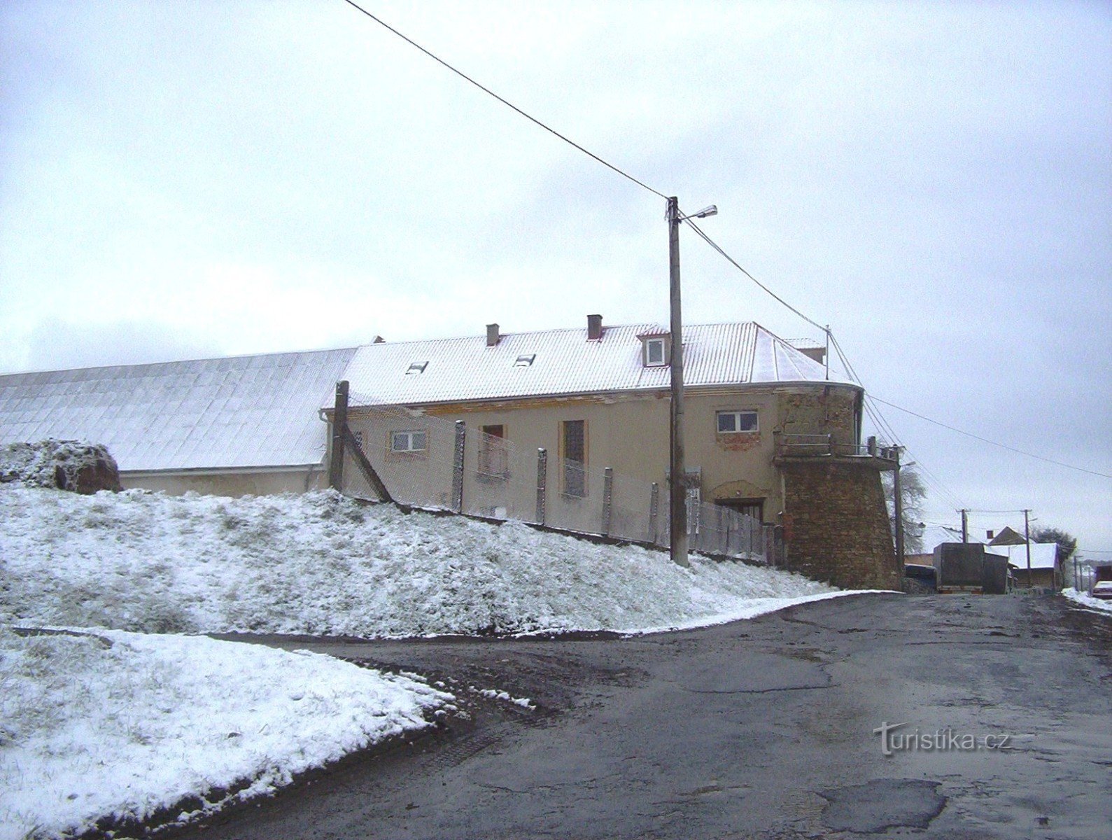 从布佐夫 (Bouzov) 的路上看波多利 (Podolí) 堡垒 - 图片：Ulrych Mir。