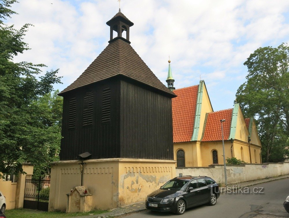 Podolska cerkev sv. Mihaela nadangela z lesenim zvonikom