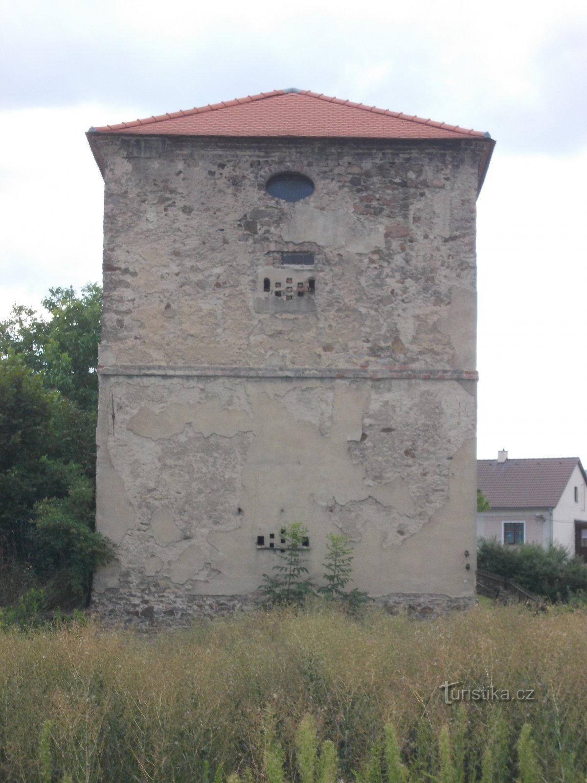 alaprajza hozzávetőlegesen 8 x 8 méter, magassága kb. 15 méter