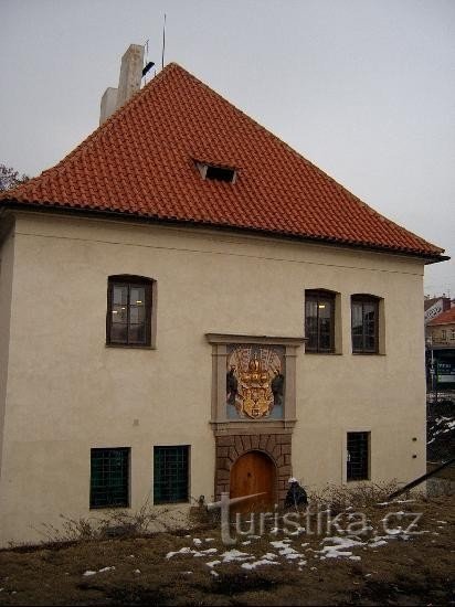 Alfândega de Podskalská em Výtoni: O edifício da antiga alfândega de Podskalská em Výtoni fica em