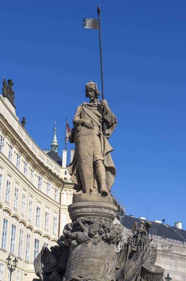 O pedestal é mais antigo, a estátua mais nova