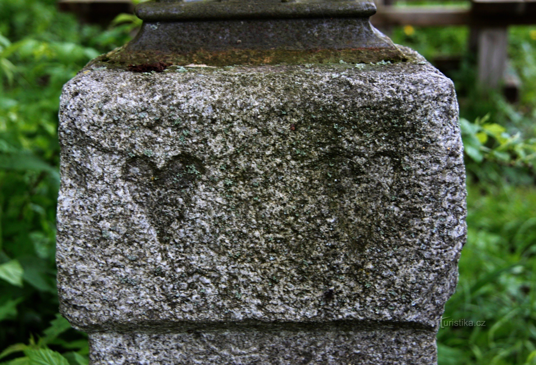 O pedestal da cruz em Flusárná
