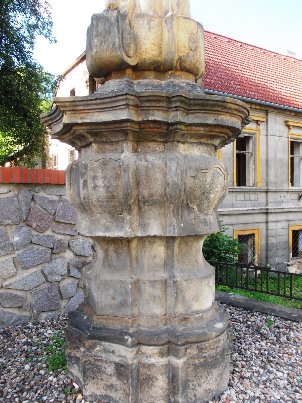 pedestal sob a estátua