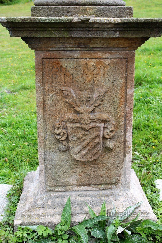 El pedestal de la estatua.