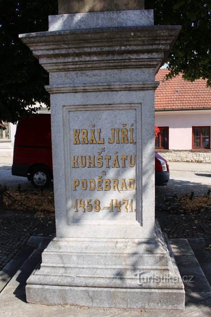Pedestal de estatua con inscripción