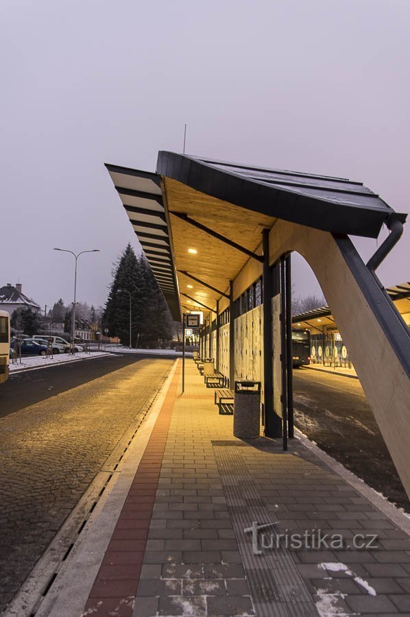 Am frühen Abend am Bahnhof