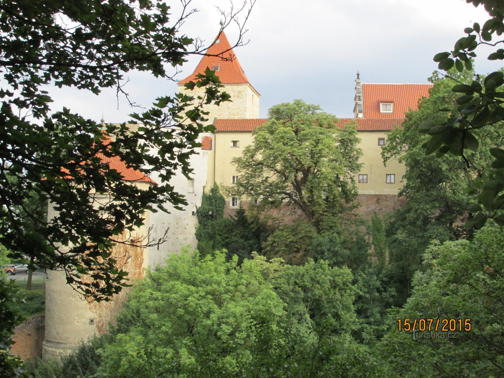 Promenade en début de soirée dans le jardin du château jusqu'au château de Prague