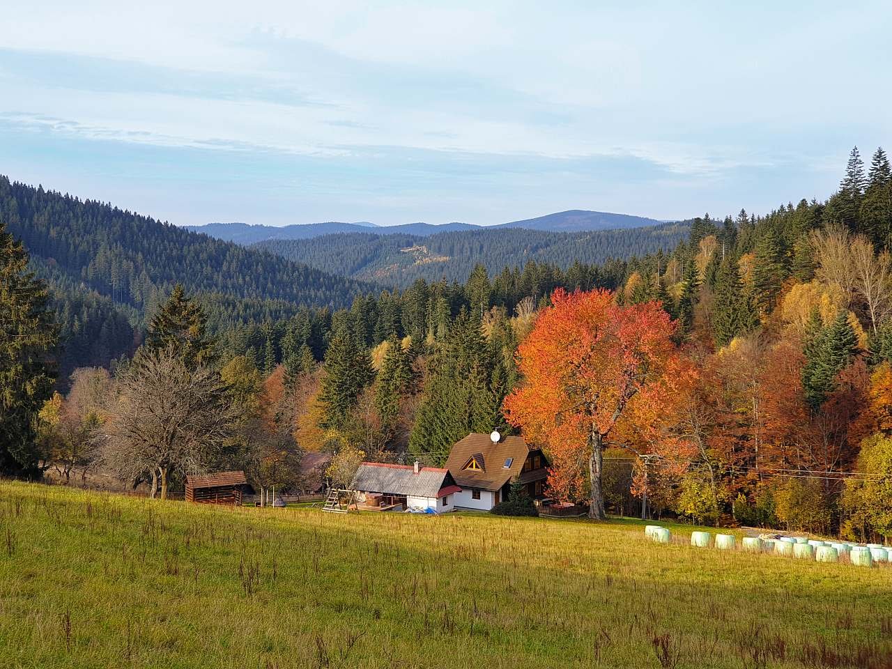 Podzim nad chalupou