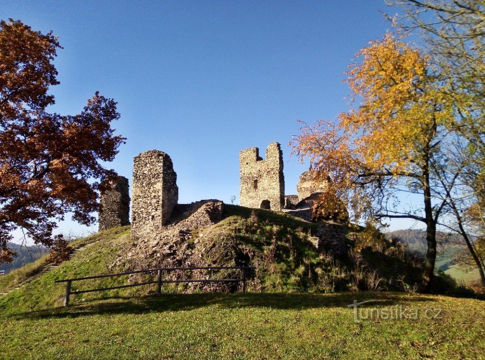 versão de outono das ruínas românticas do Castelo de Brníčko