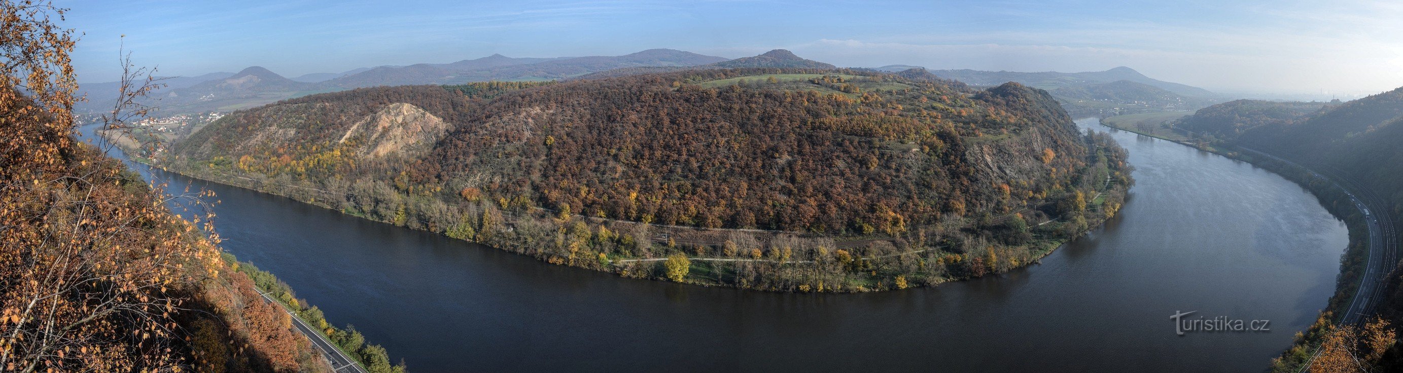 Herfstzicht op Porta Bohemika en de rivier de Elbe die door Český S . kronkelt