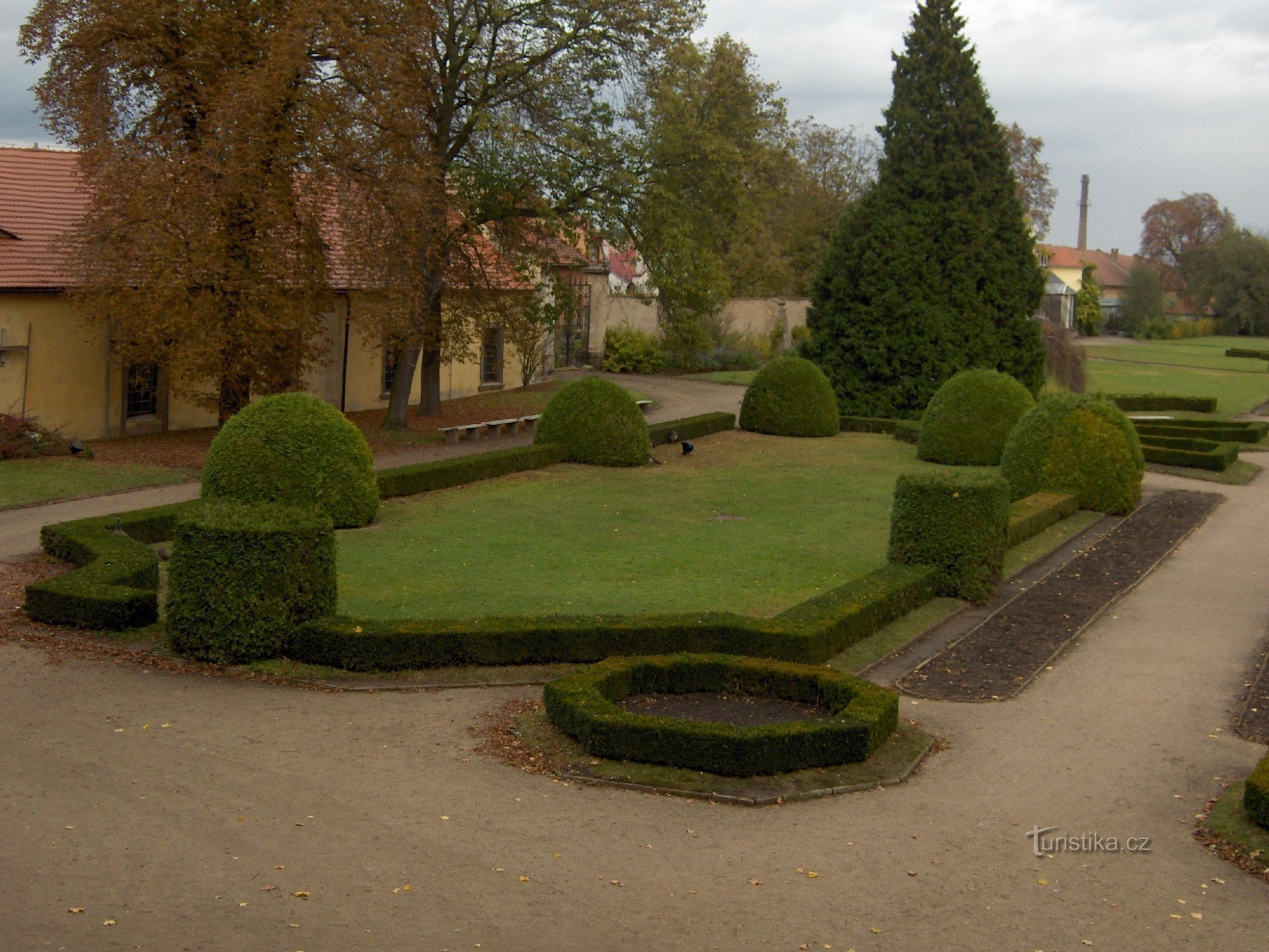 Jardín del castillo de otoño de Libochovice