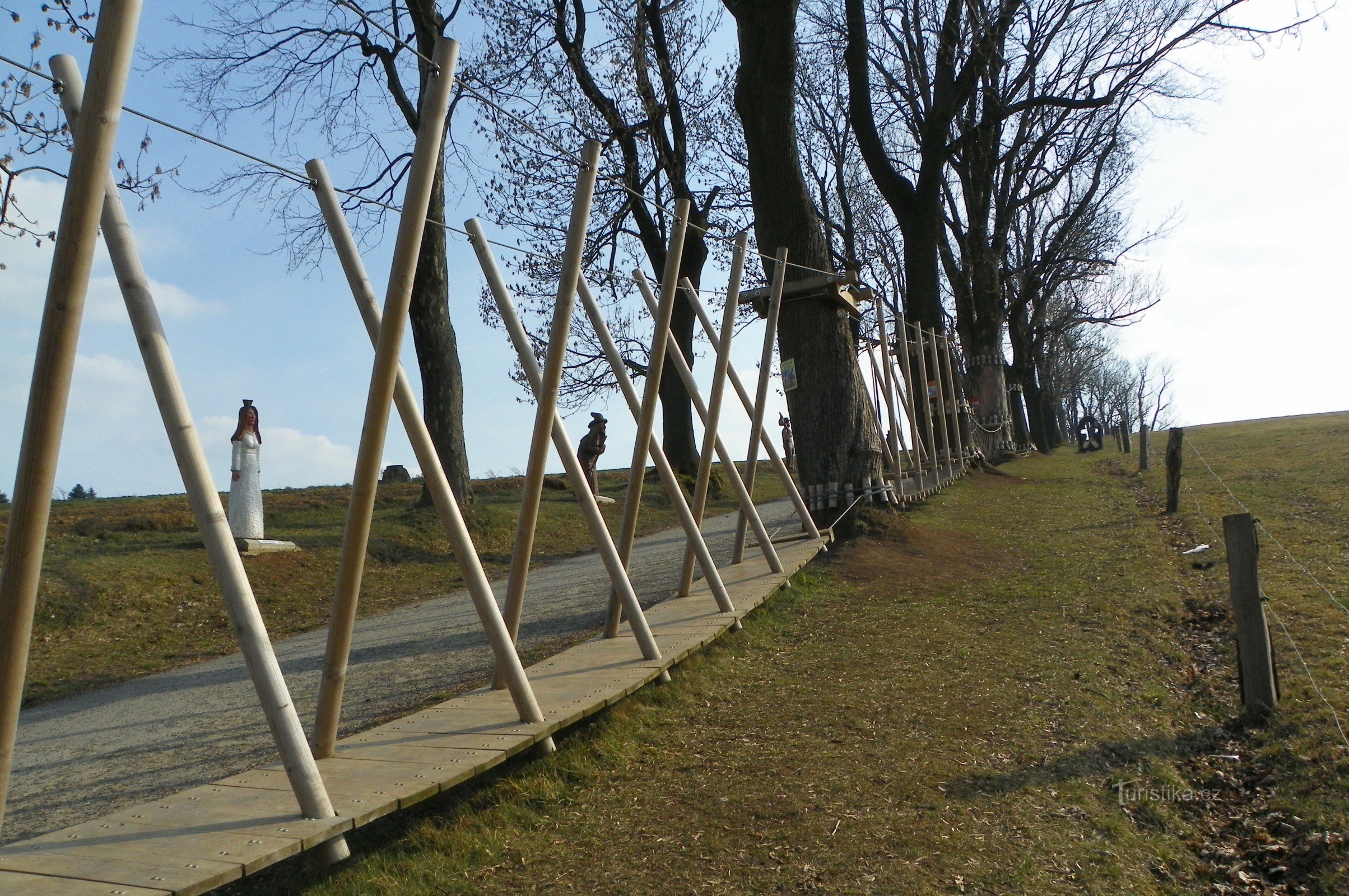 Алея казок і дитячий мотузковий парк у Бистрице над Пернштейнем