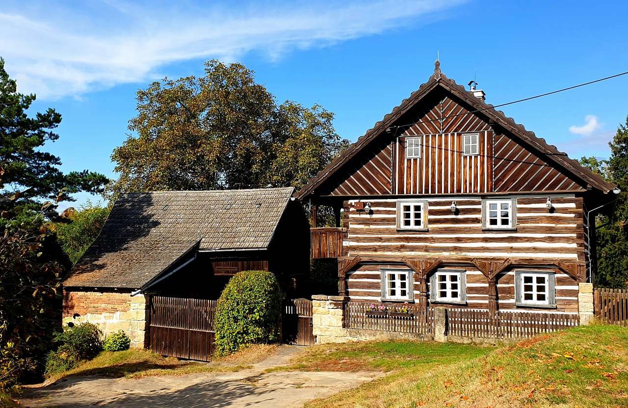 Pohádková chaloupka s bazénem, discgolfovým hřištěm a obrovskými pozemky