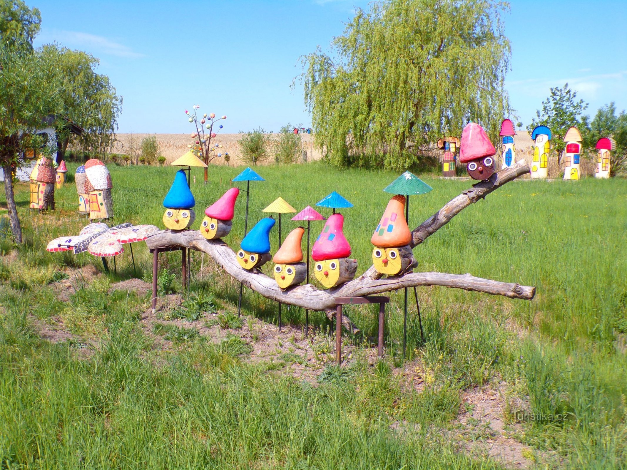 Казковий сад біля дороги на Лібржіце (Чернілов, 15.5.2022)