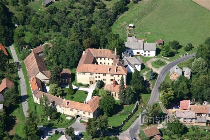 Le château de conte de fées et le château de Staré Hrady