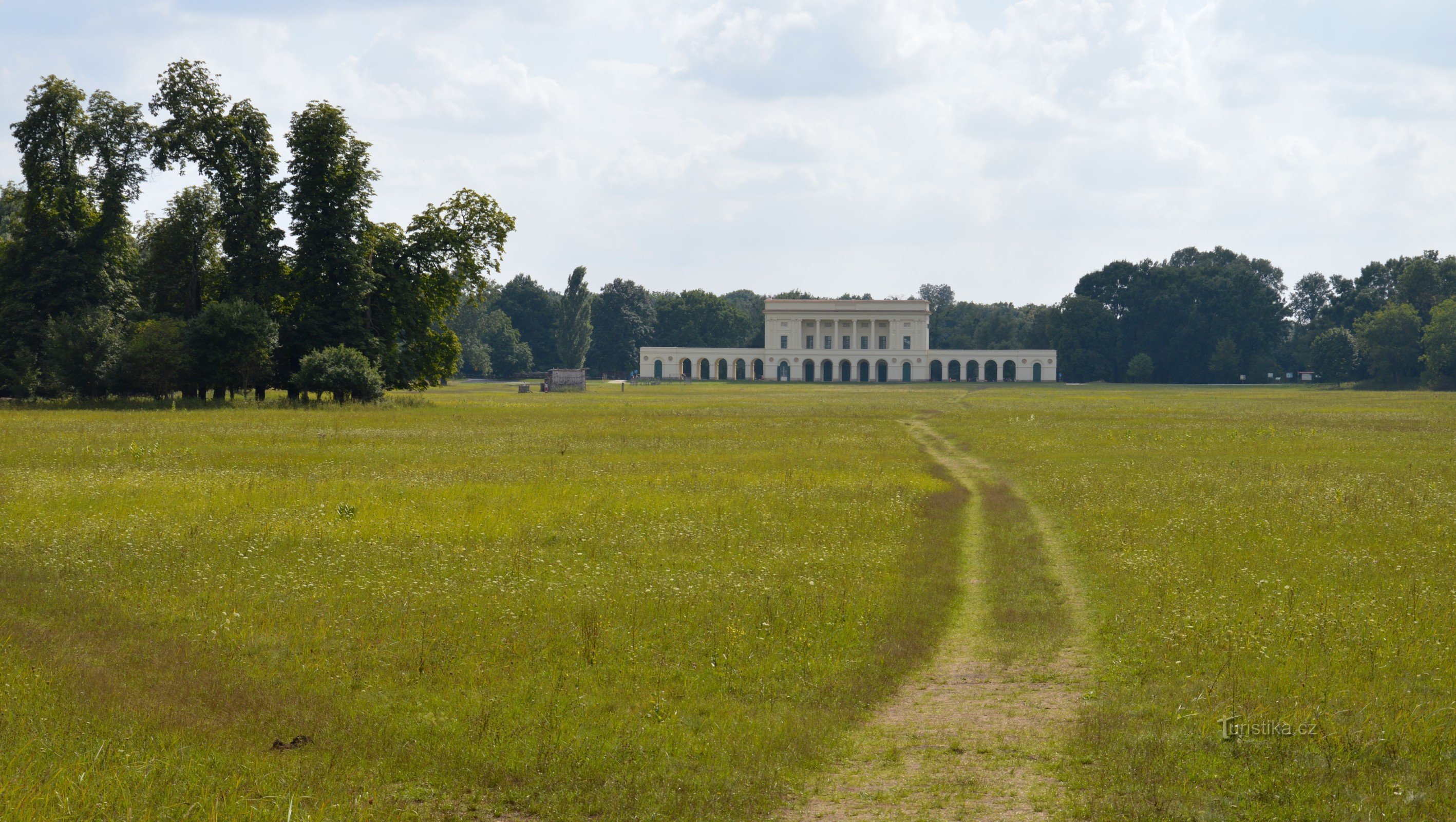 Pagansko, en arkeologisk äng med ett slott