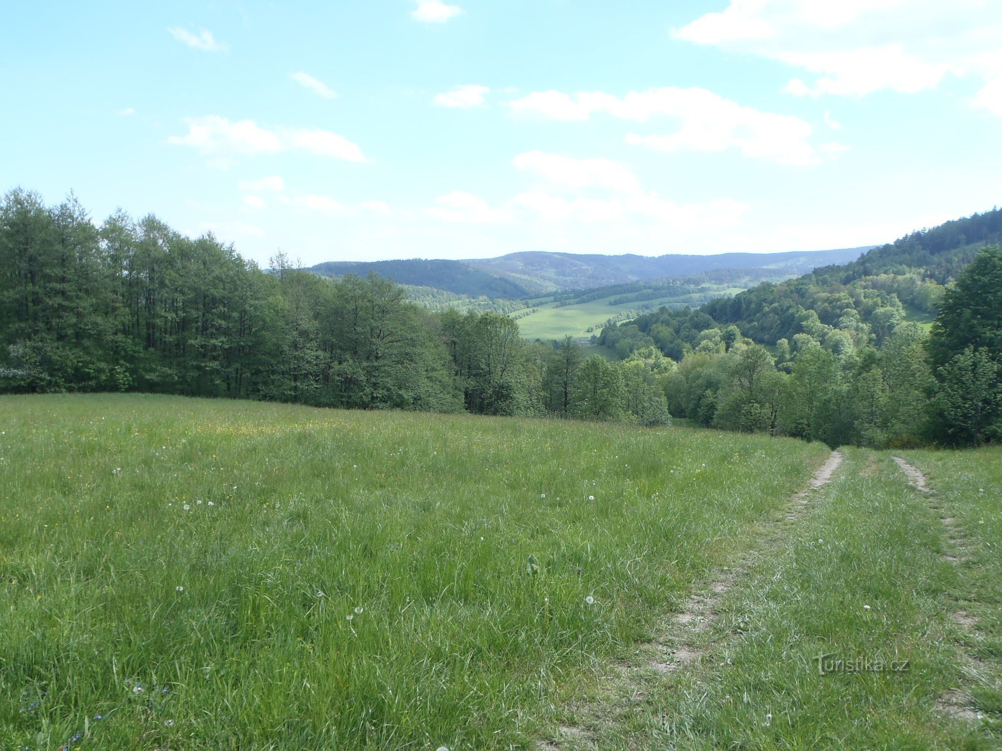 Kelch, links, und Cow Mountain